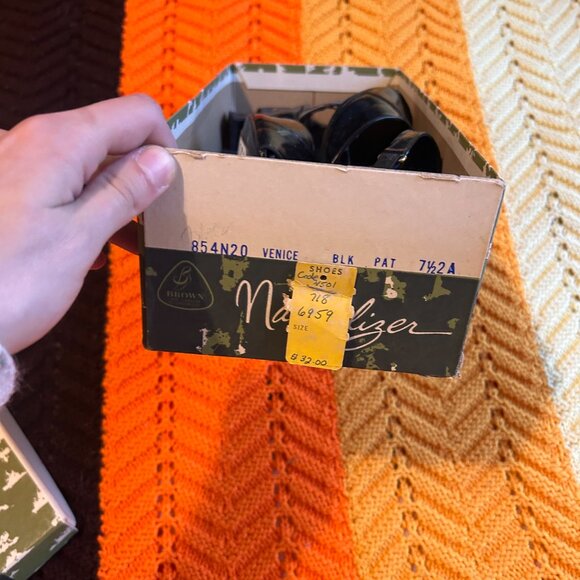 1960s Naturalizer black patent leather pumps with block heel! - Picture 12 of 12